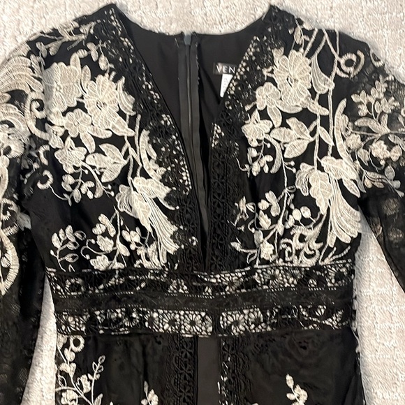 Stunning Venus lace dress - Picture 2 of 12